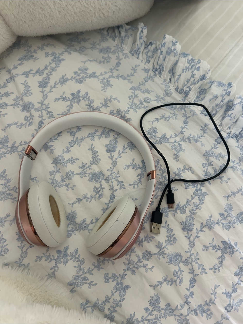 Wireless Solo 3 Beats by Dre Over-Ear Headphones - Rose Gold and White - Picture 11 of 13